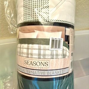 Sean Collection Green and White Blanket-KING size, all season